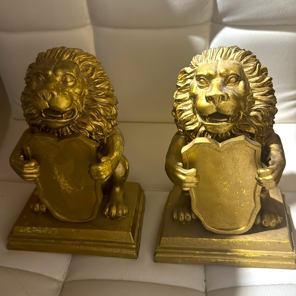 Lion with Coat Of Arms Crest Bookends. Shields are removable. 3lb each. Stunning